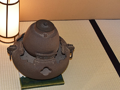 茶室の茶釜の写真